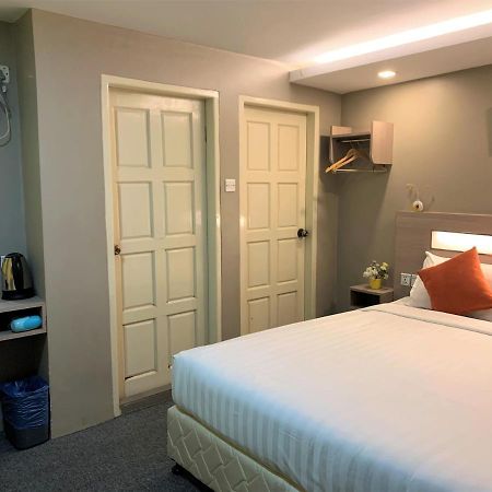 The Vibe Inn Yangon Exterior photo